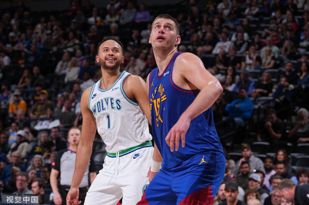 更显露出双 更显露出双